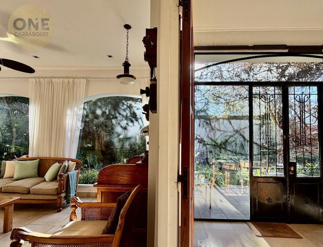 Foto de Casa en venta en City Bell entre caminos de estilo, impecable, imagen 2