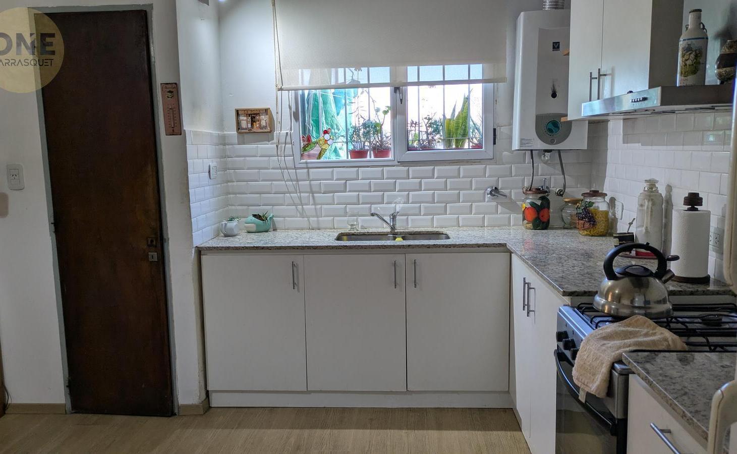 Foto de Departamento de 2 dormitorios al frente, con balcón pasante - La Plata, imagen 2