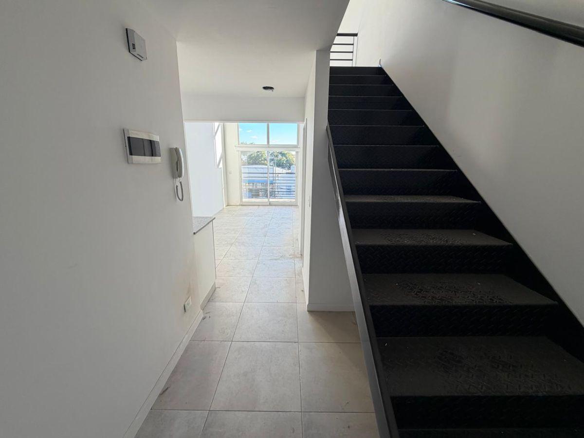 Foto de 3/4 AMBIENTES EN DUPLEX C/DOBLE ALTURA - IMPECABLE, imagen 3