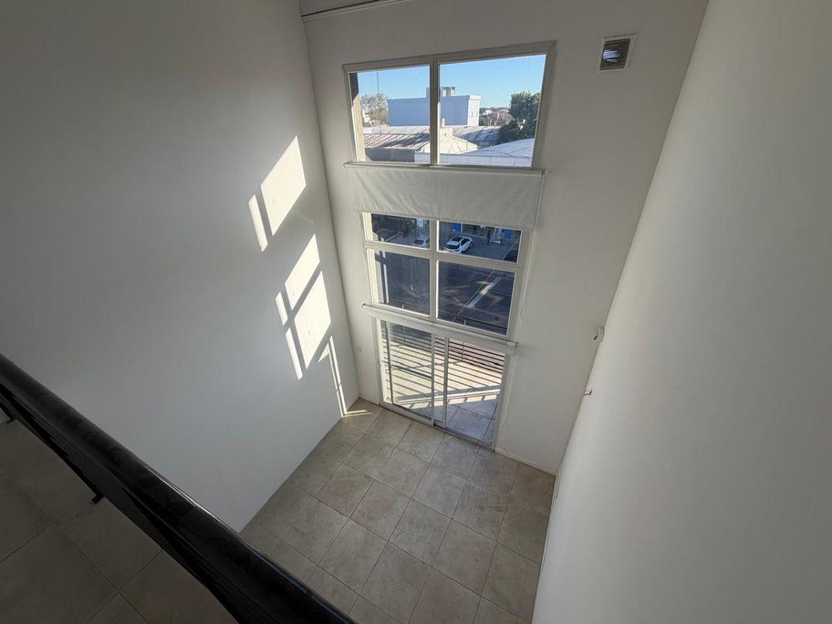 Foto de 3/4 AMBIENTES EN DUPLEX C/DOBLE ALTURA - IMPECABLE, imagen 2