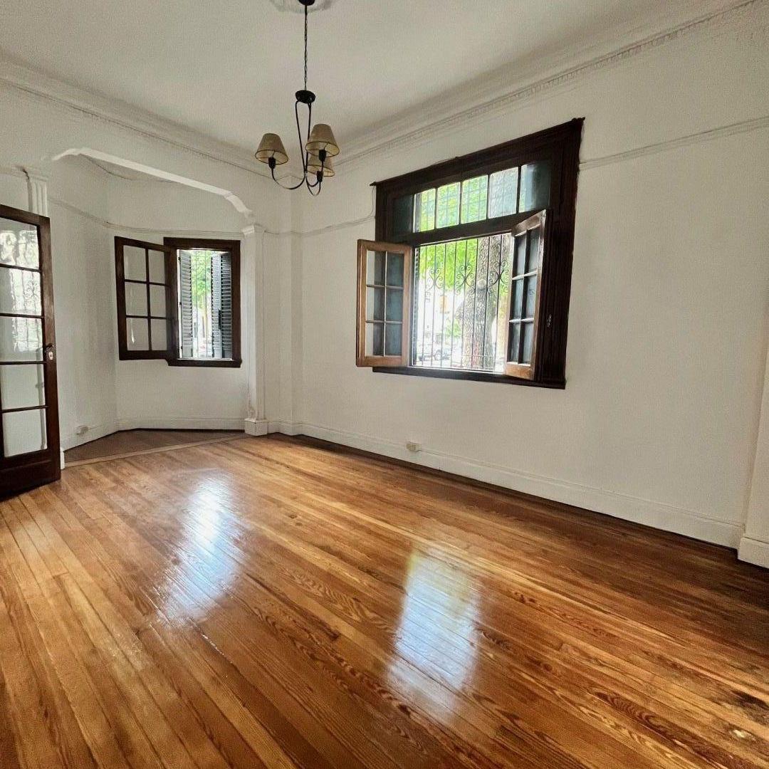Casa 6 ambientes 4 dormitorios. | Camacua al 700