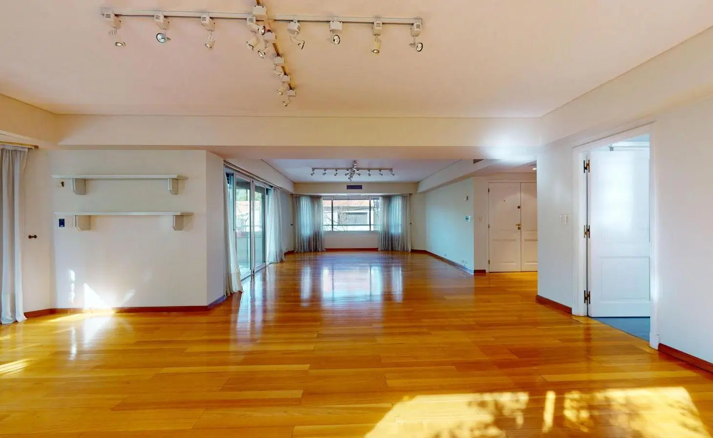 Piso de 5 ambientes con 3 cocheras en La Lucila 5