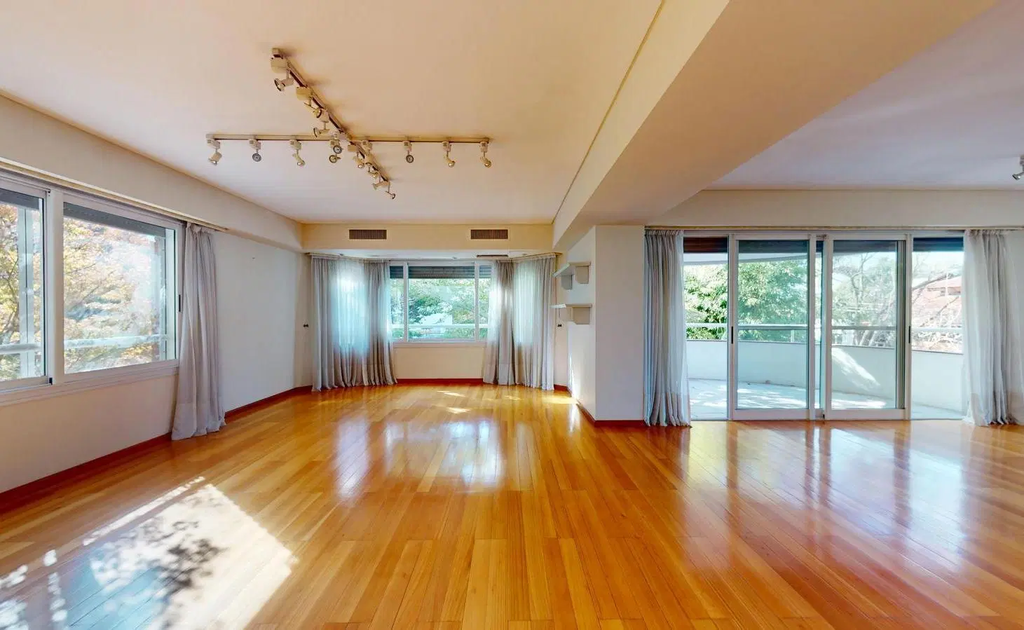 Piso de 5 ambientes con 3 cocheras en La Lucila 4