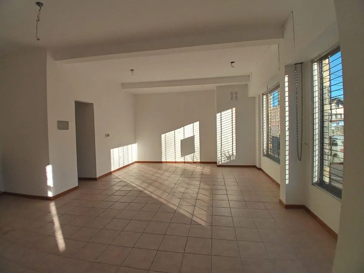Local comercial sobre calle ruiz moreno casi gallardo 3