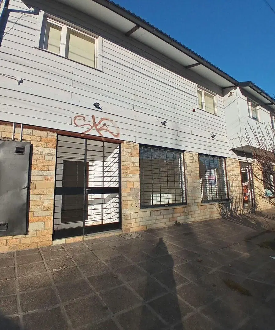 Local comercial sobre calle ruiz moreno casi gallardo 8