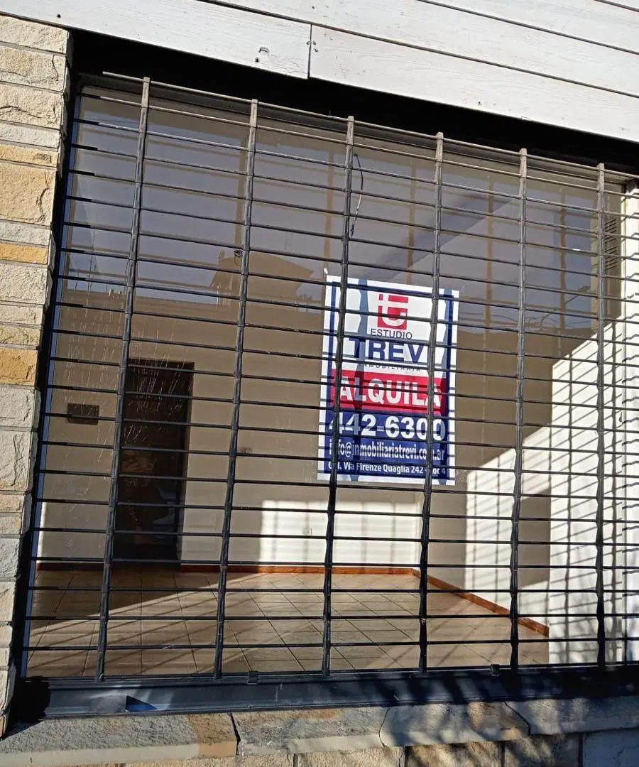 Local comercial sobre calle ruiz moreno casi gallardo 4