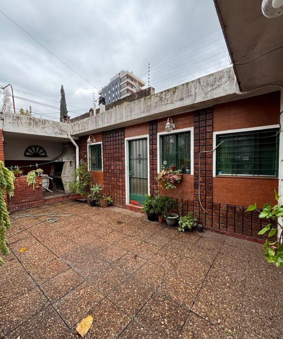 EXCELENTE LOCAL COMERCIAL EN ESQUINA – AV. VICENTE LÓPEZ Y JUJUY