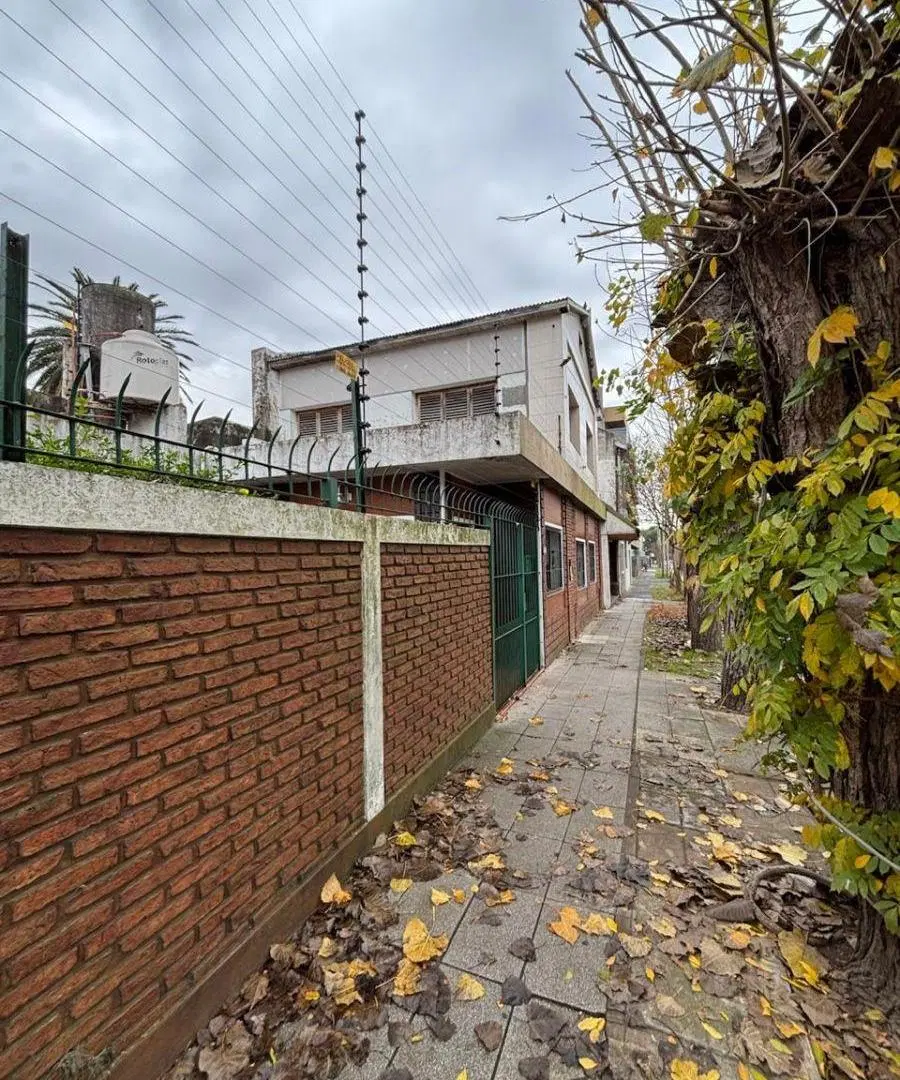 EXCELENTE LOCAL COMERCIAL EN ESQUINA – AV. VICENTE LÓPEZ Y JUJUY 1