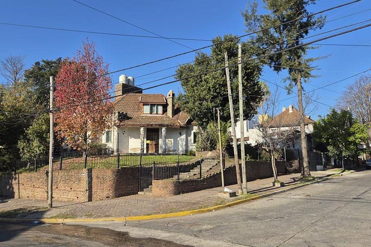 Foto de EXCEPCIONAL CASONA DE ÉPOCA EN LA BARRANCA DE QUILMES – 1.595 m² DE, imagen 1