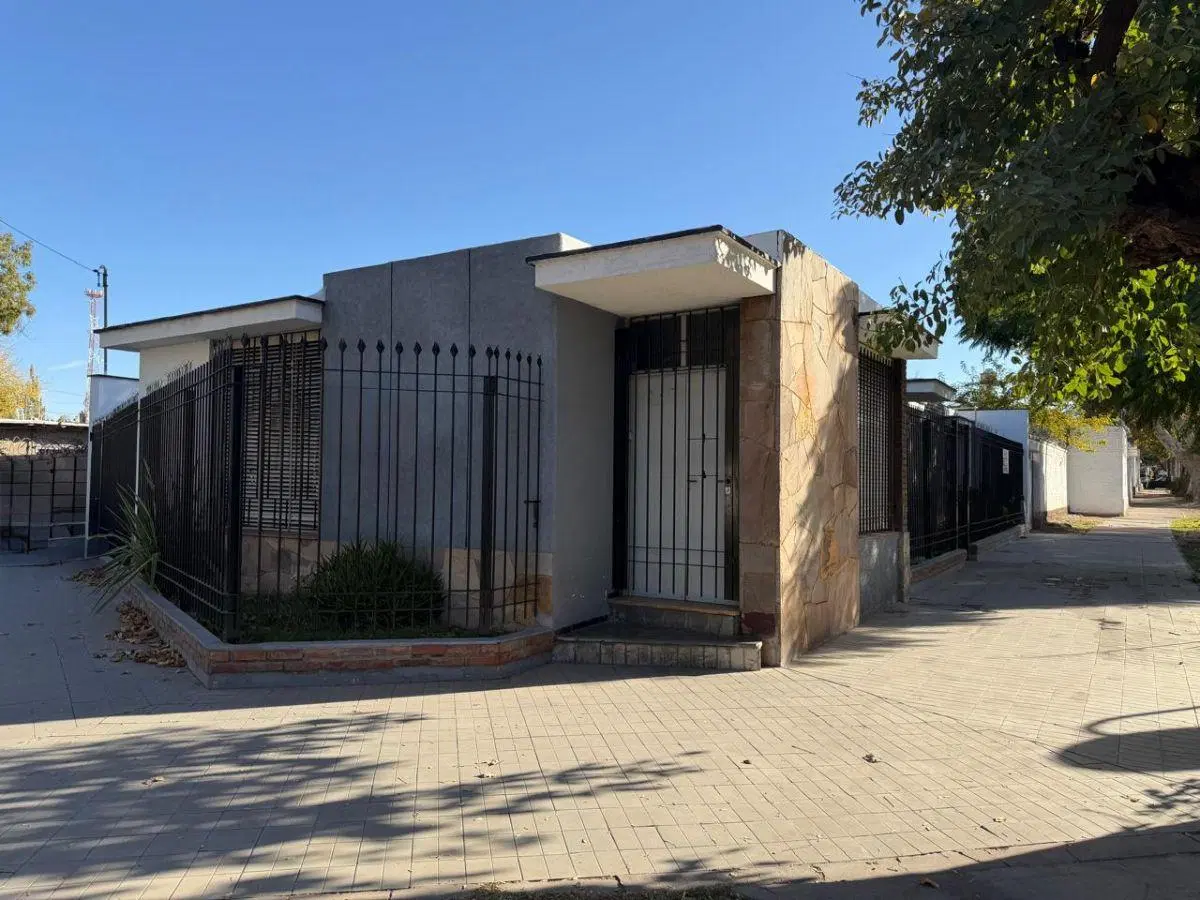 VENDO HERMOSA CASA ESQUINA COMERCIAL. GRAN OPORTUNIDAD 4