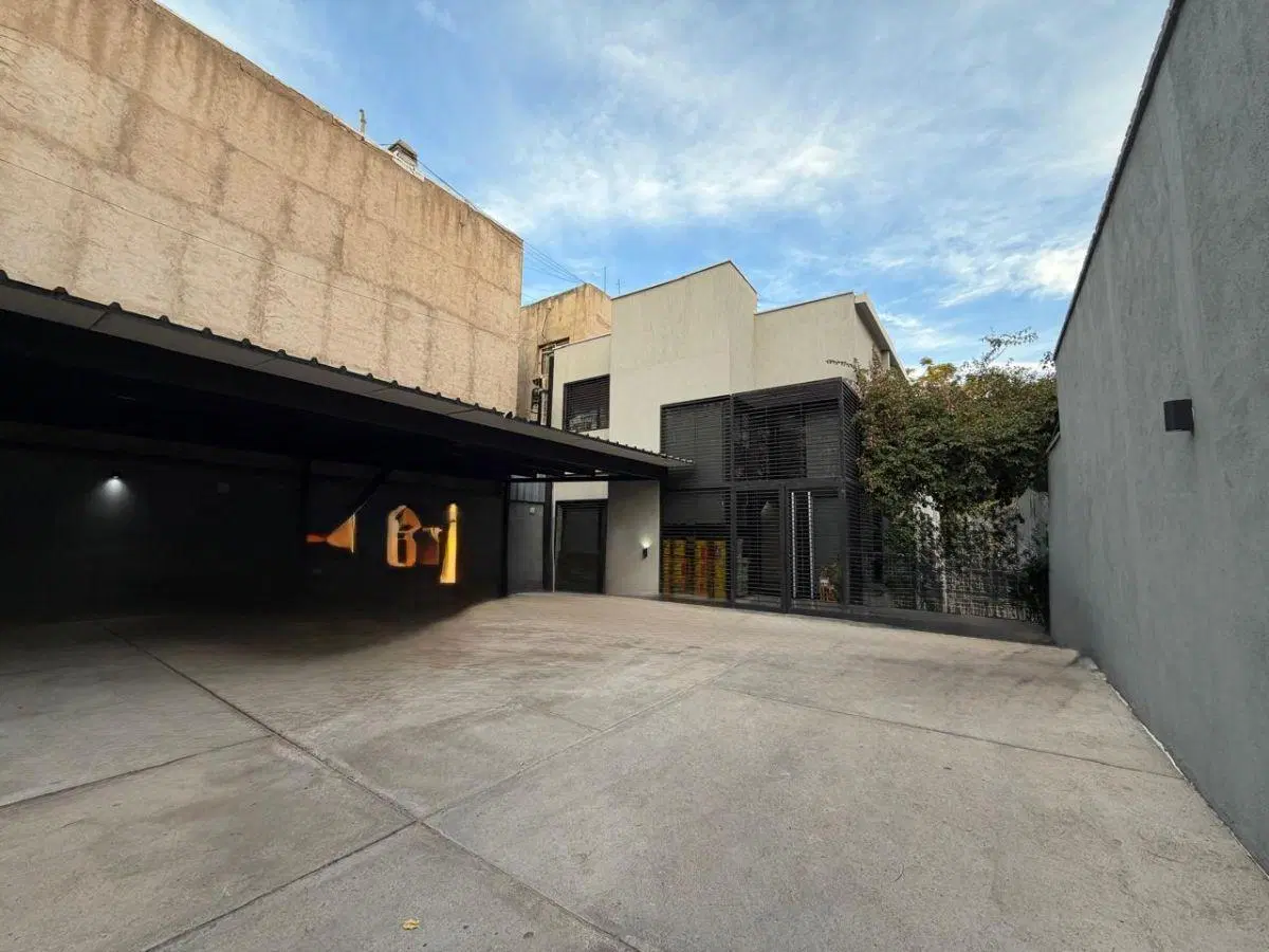 VENTA DE EDIFICIO, EXCELENTE UBICACIÓN. 2 PISOS. PARA USO MULTIPLE. PLENO BARRIO BOMBAL. 1