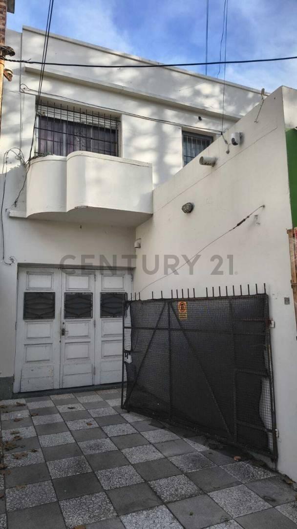 Foto de CASA EN VENTA QUILMES 2 DORMITORIOS PILETA COCHERA POSIBLE APTO BANCO, imagen 2