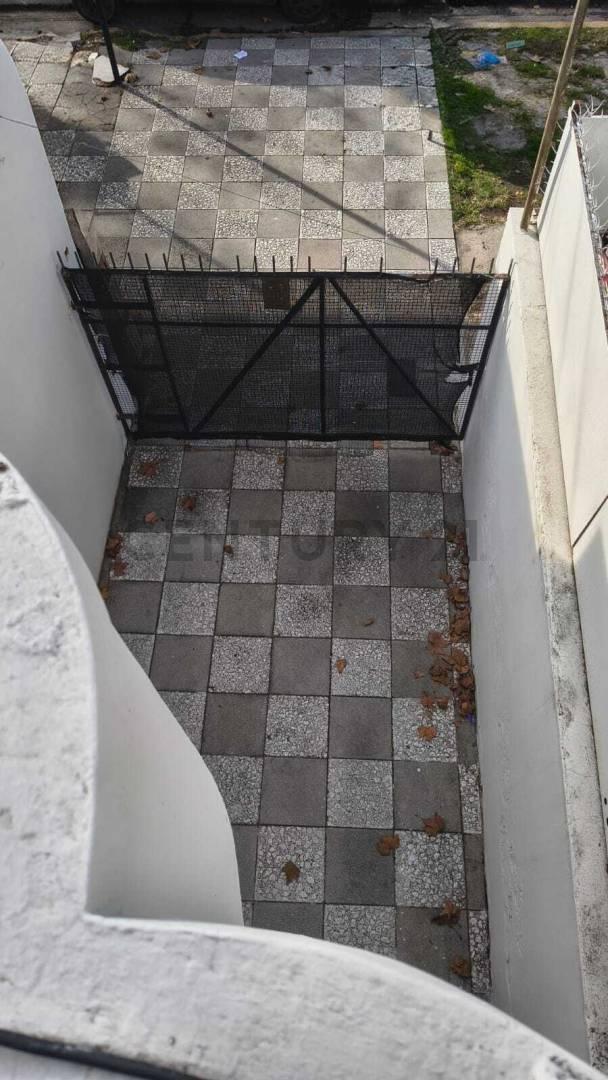Foto de CASA EN VENTA QUILMES 2 DORMITORIOS PILETA COCHERA POSIBLE APTO BANCO, imagen 3
