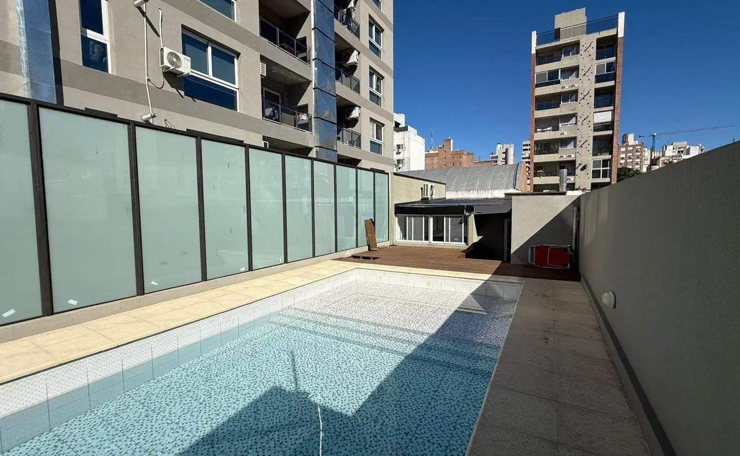 VENTA DEPARTAMENTO UN DORMITORIO CON PATIO, COCHERA Y AMENITIES ZONA RIO 8