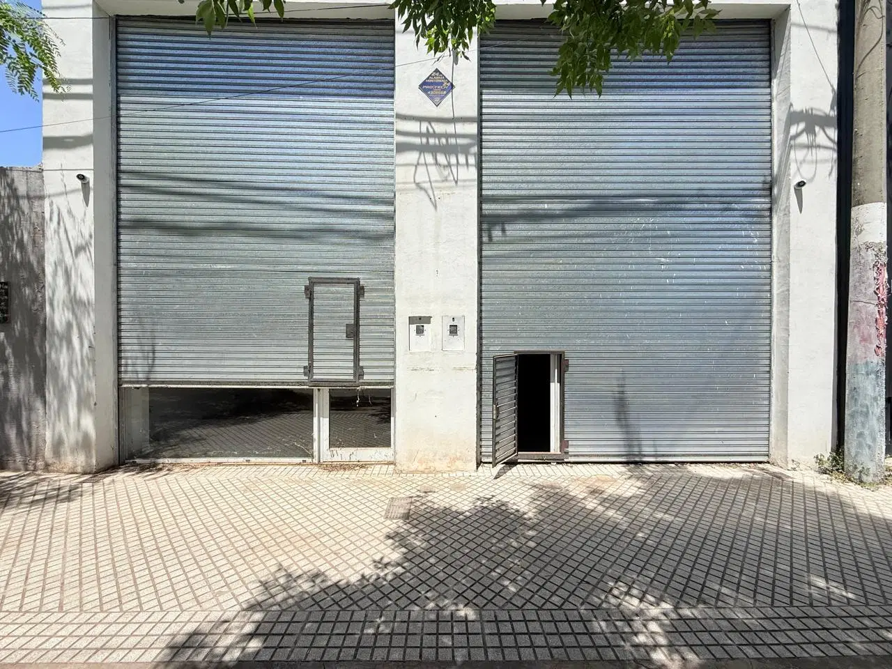 VENTA - LOCAL COMERCIAL SOBRE AV PELLEGRINI 3