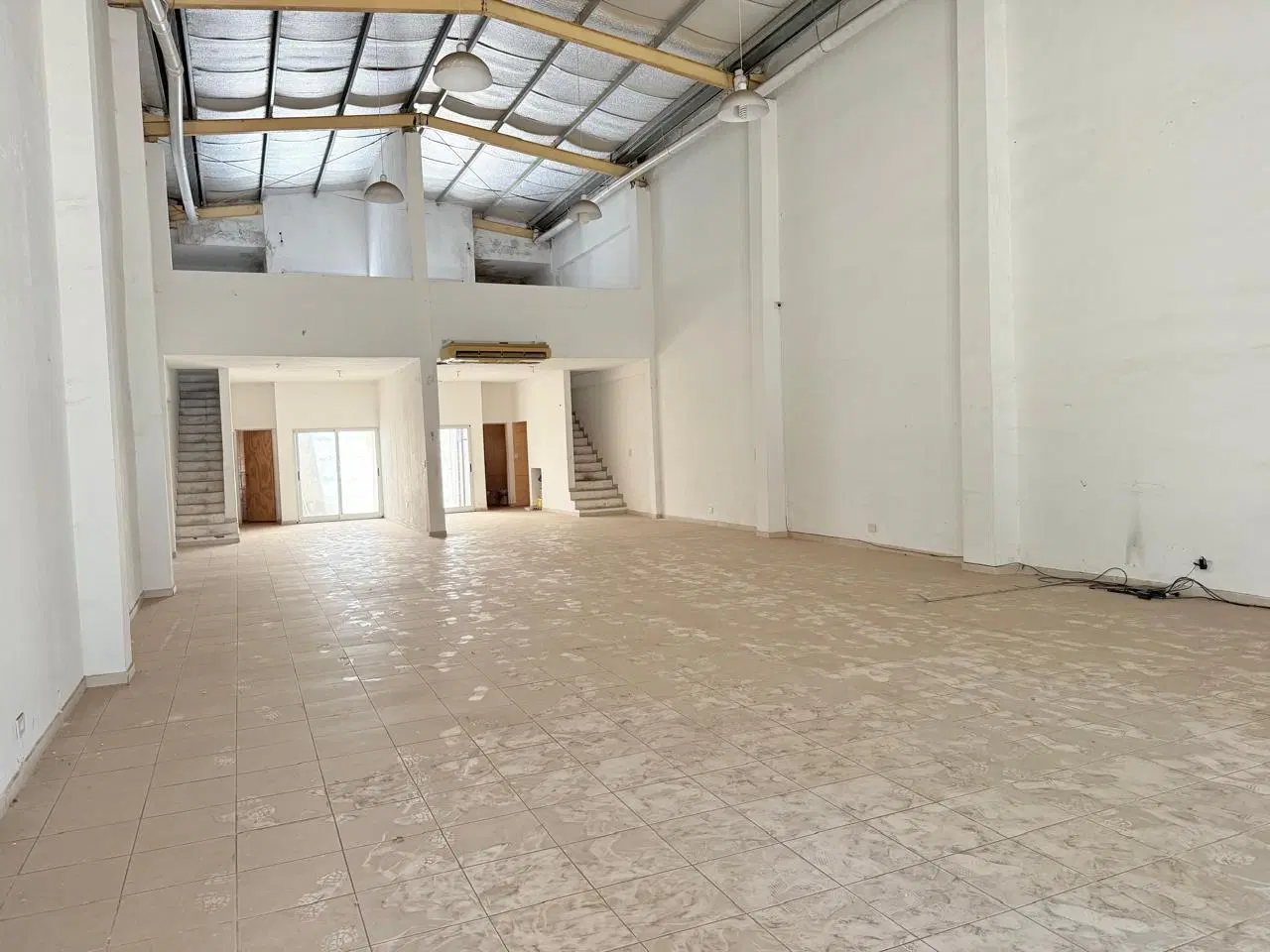 VENTA - LOCAL COMERCIAL SOBRE AV PELLEGRINI 4