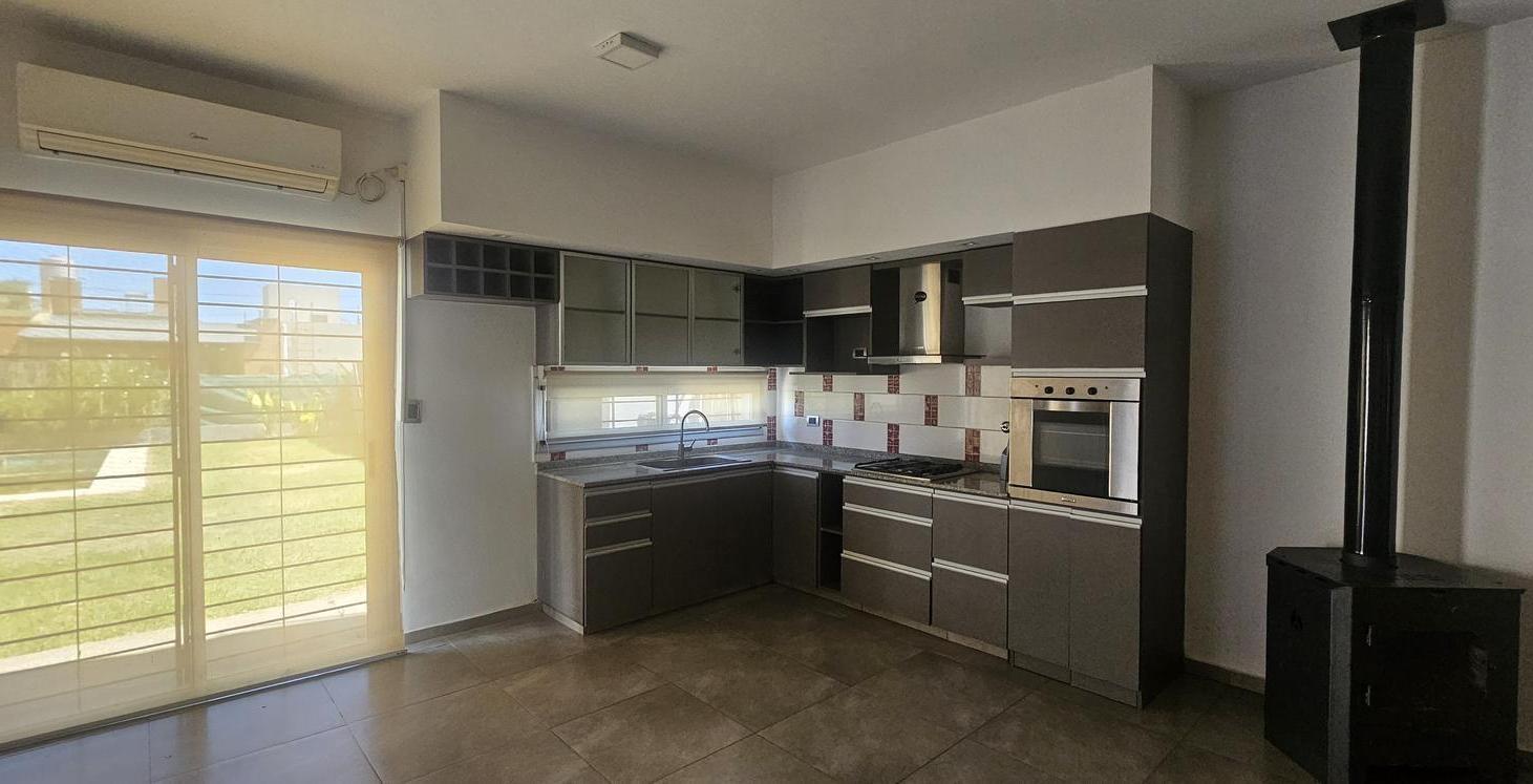 Foto de VENTA - CASA DE DOS DORMITORIOS CON PILETA EN LA CAROLINA, imagen 3