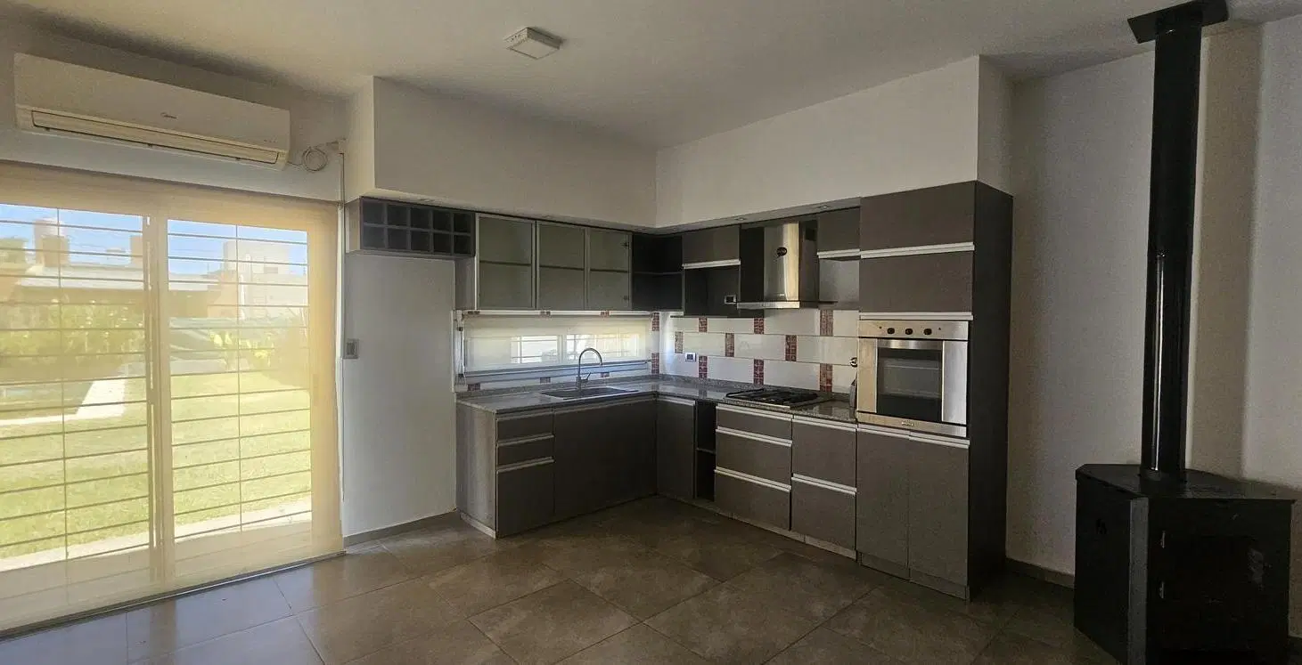 VENTA - CASA DE DOS DORMITORIOS CON PILETA EN LA CAROLINA 3