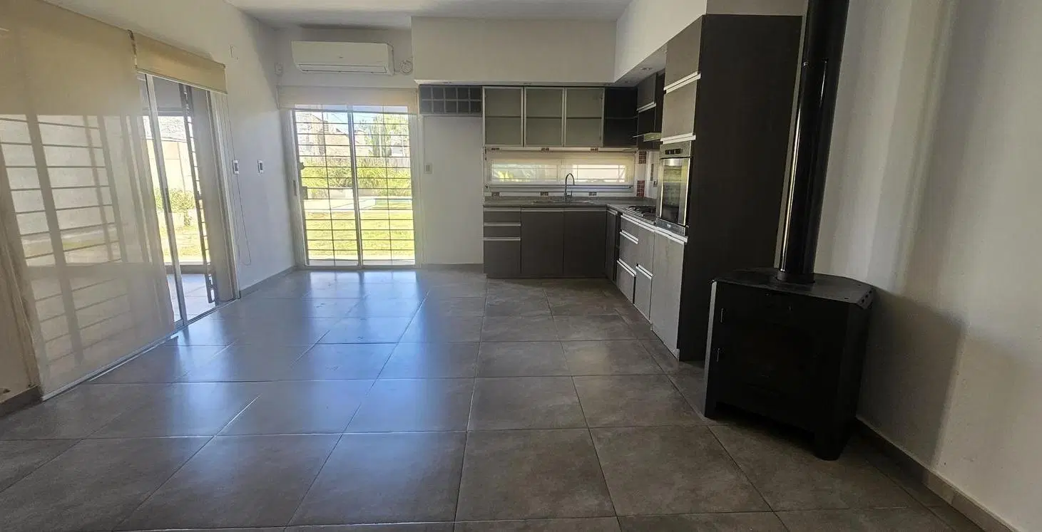 VENTA - CASA DE DOS DORMITORIOS CON PILETA EN LA CAROLINA 2