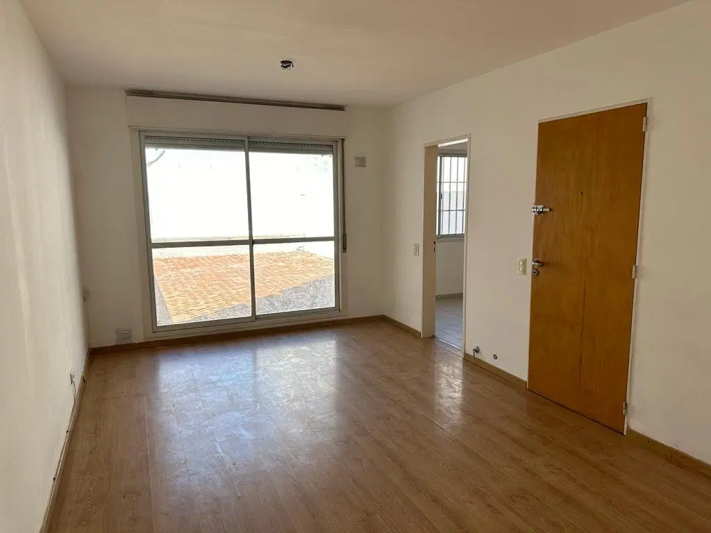 VENTA - DEPARTAMENTO DE DOS DORMITORIOS CON PATIO EN BARRIO MARTIN 2