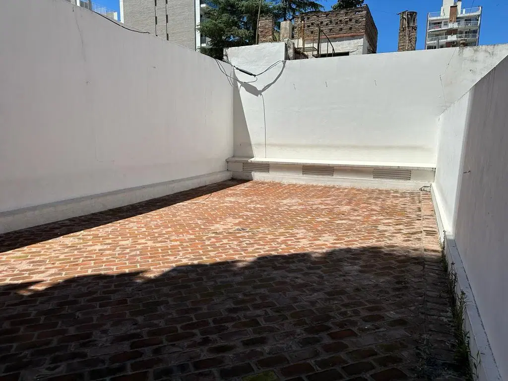 VENTA - DEPARTAMENTO DE DOS DORMITORIOS CON PATIO EN BARRIO MARTIN 5