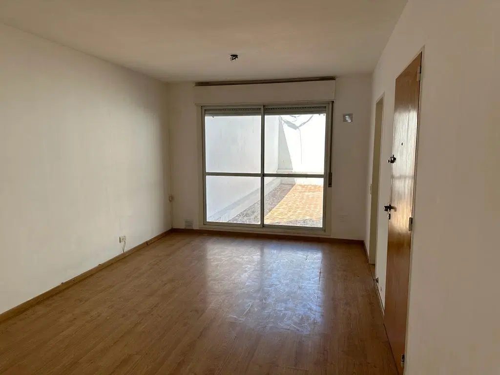 VENTA - DEPARTAMENTO DE DOS DORMITORIOS CON PATIO EN BARRIO MARTIN 1