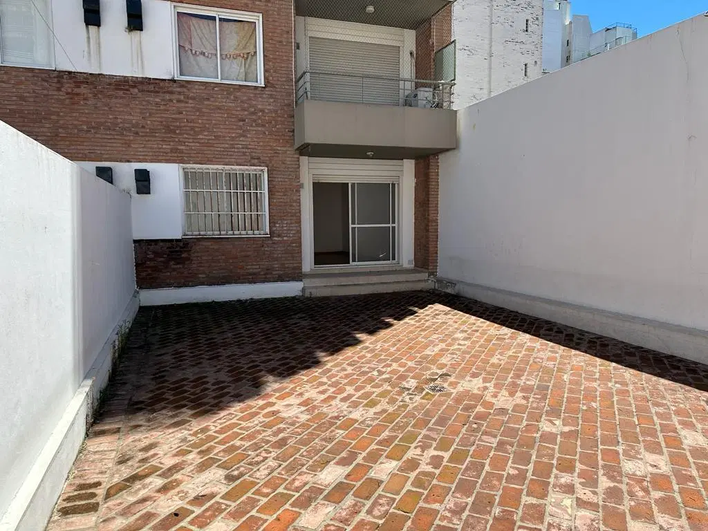 VENTA - DEPARTAMENTO DE DOS DORMITORIOS CON PATIO EN BARRIO MARTIN 8