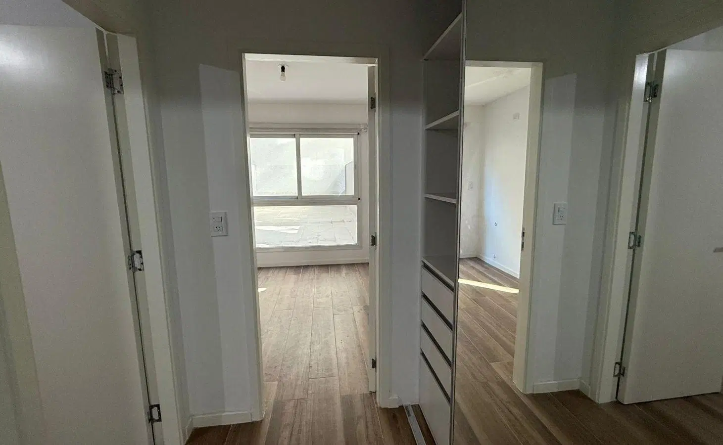 VENTA DEPARTAMENTO UN DORMITORIO CON PATIO, COCHERA Y AMENITIES ZONA RIO 5