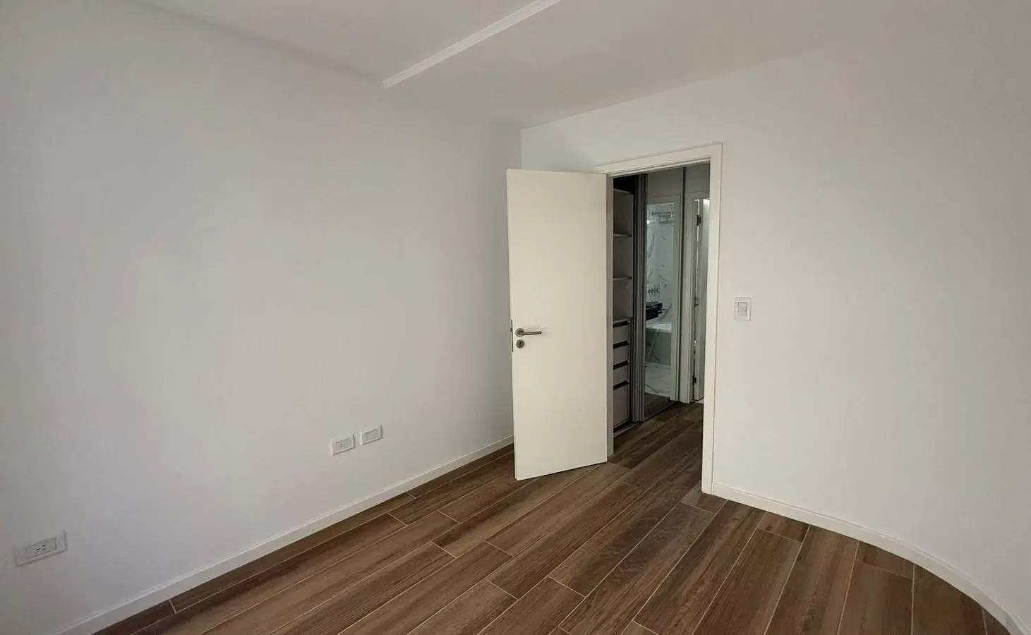 VENTA DEPARTAMENTO UN DORMITORIO CON PATIO, COCHERA Y AMENITIES ZONA RIO 4
