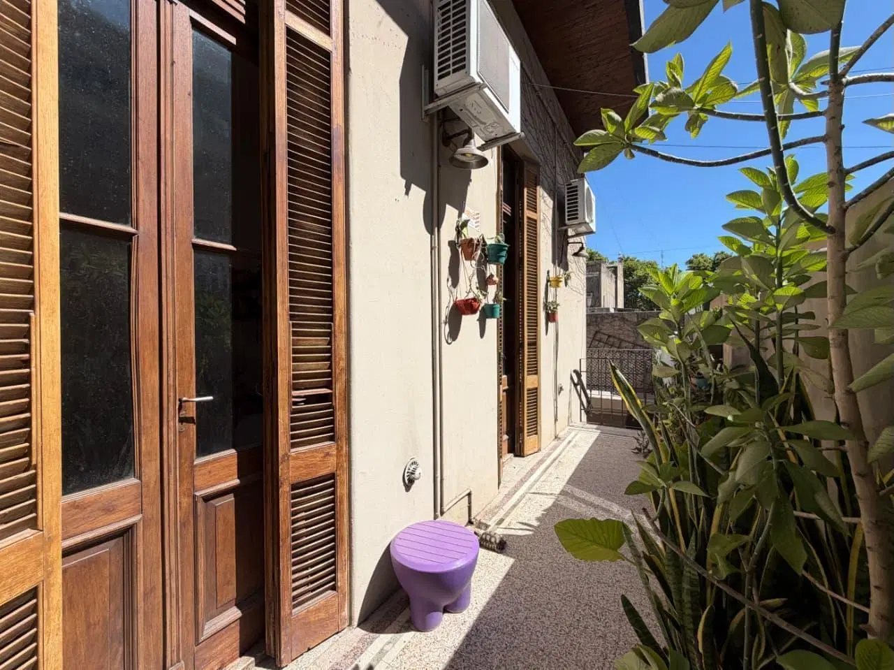 VENTA - CASA DE PLANTA ALTA CON TERRAZA Y QUINCHO ZONA CENTRO 3