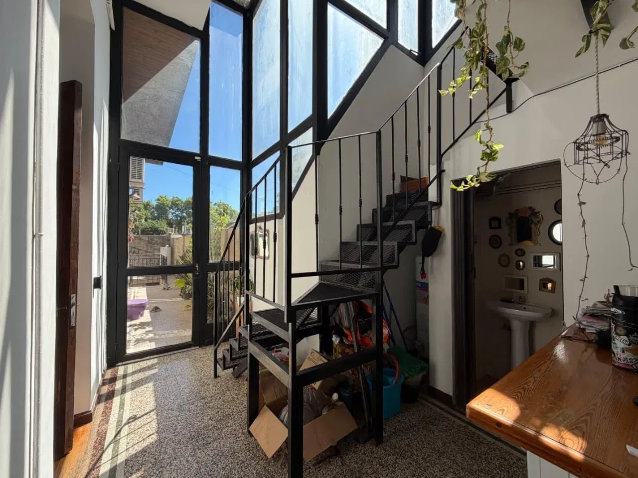 VENTA - CASA DE PLANTA ALTA CON TERRAZA Y QUINCHO ZONA CENTRO 2