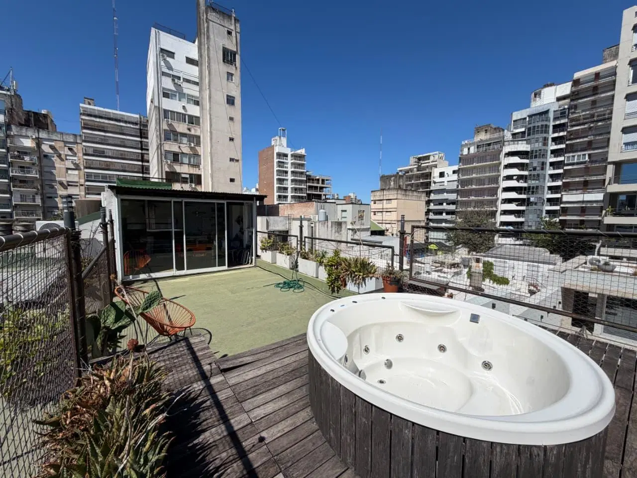 VENTA - CASA DE PLANTA ALTA CON TERRAZA Y QUINCHO ZONA CENTRO 1