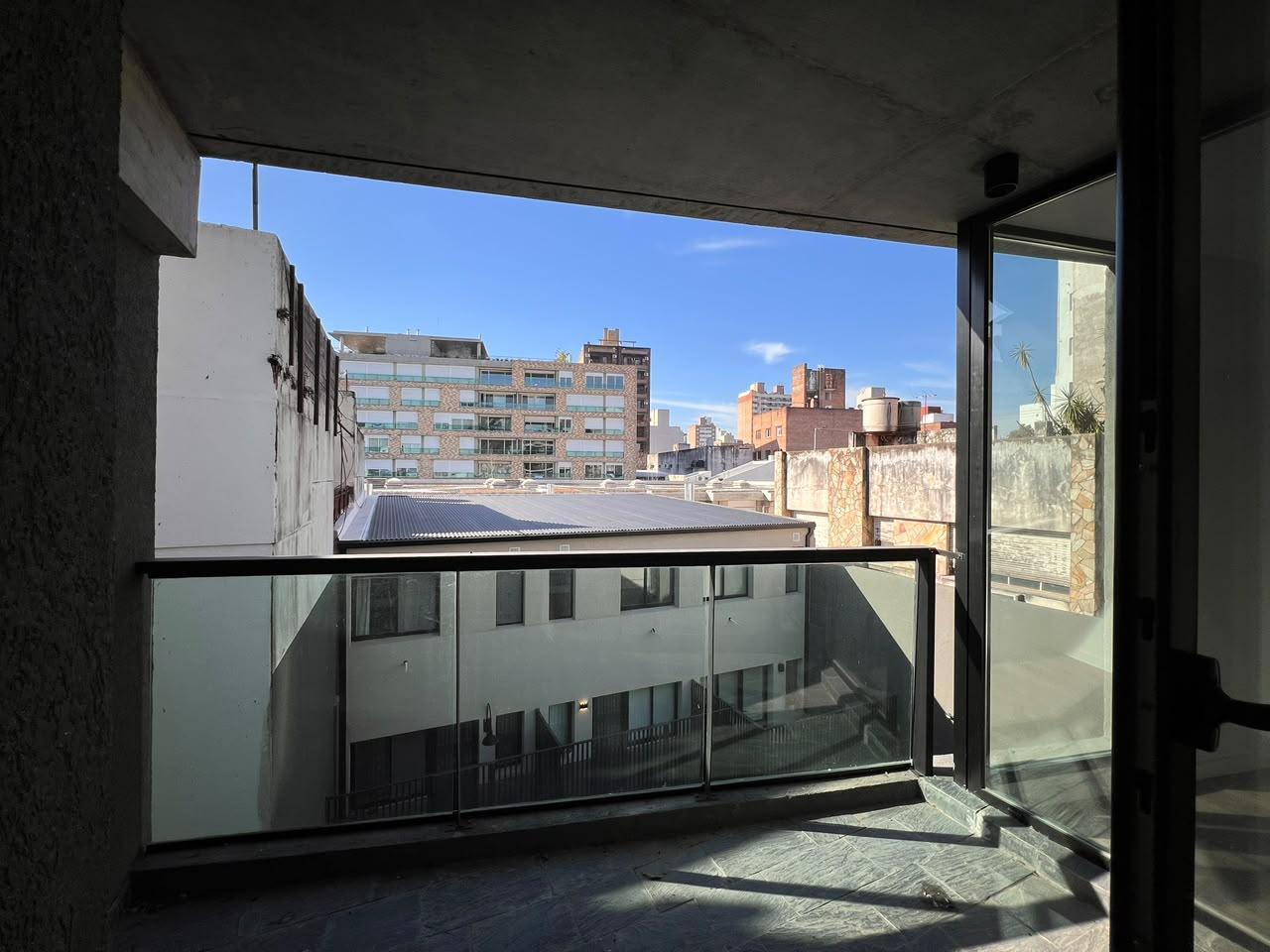 Foto de Venta departamento de 2 dormitorios y 2 baños con cochera - Abasto, imagen 2