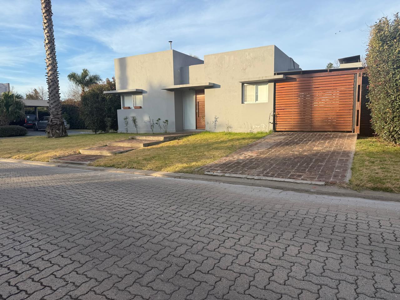 Foto de CASA EN VENTA 1 DORMITORIO EN BARRIO MIRAFLORES, imagen 2