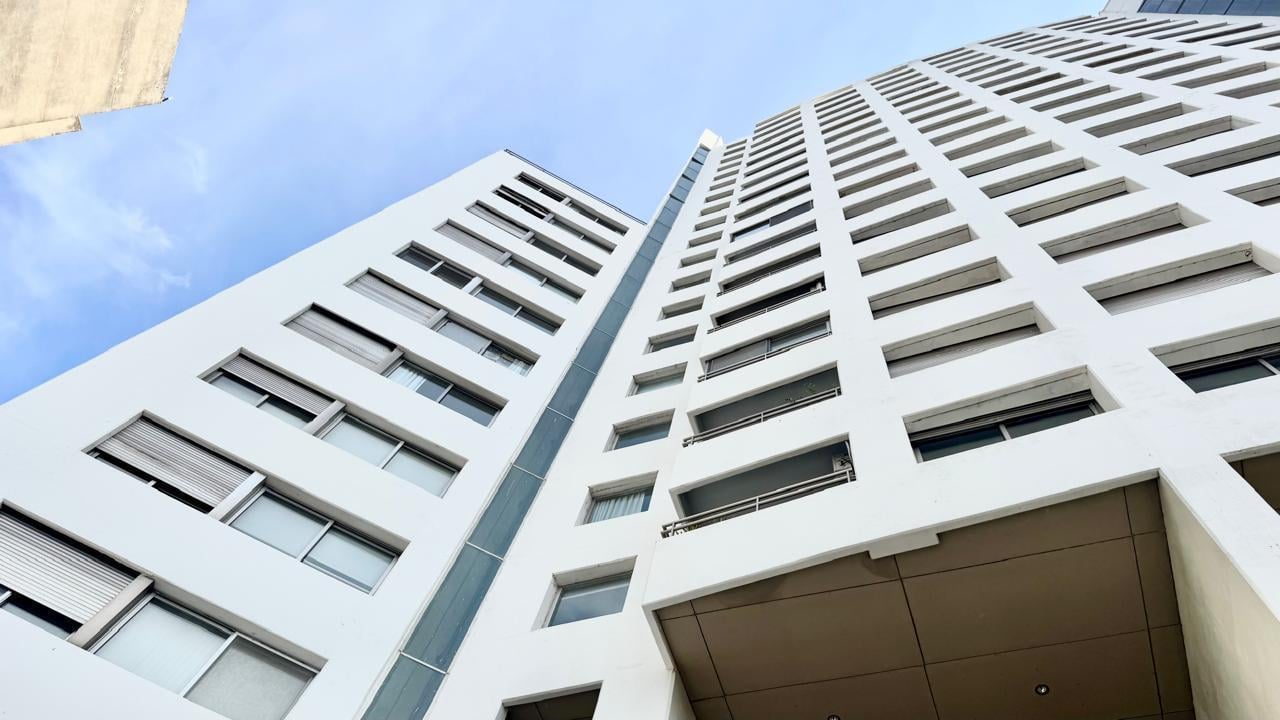 Foto de DEPARTAMENTO EN VENTA DE 2 DORMITORIOS CON VISTA FRANCA AL RÍO- PARQUE, imagen 2