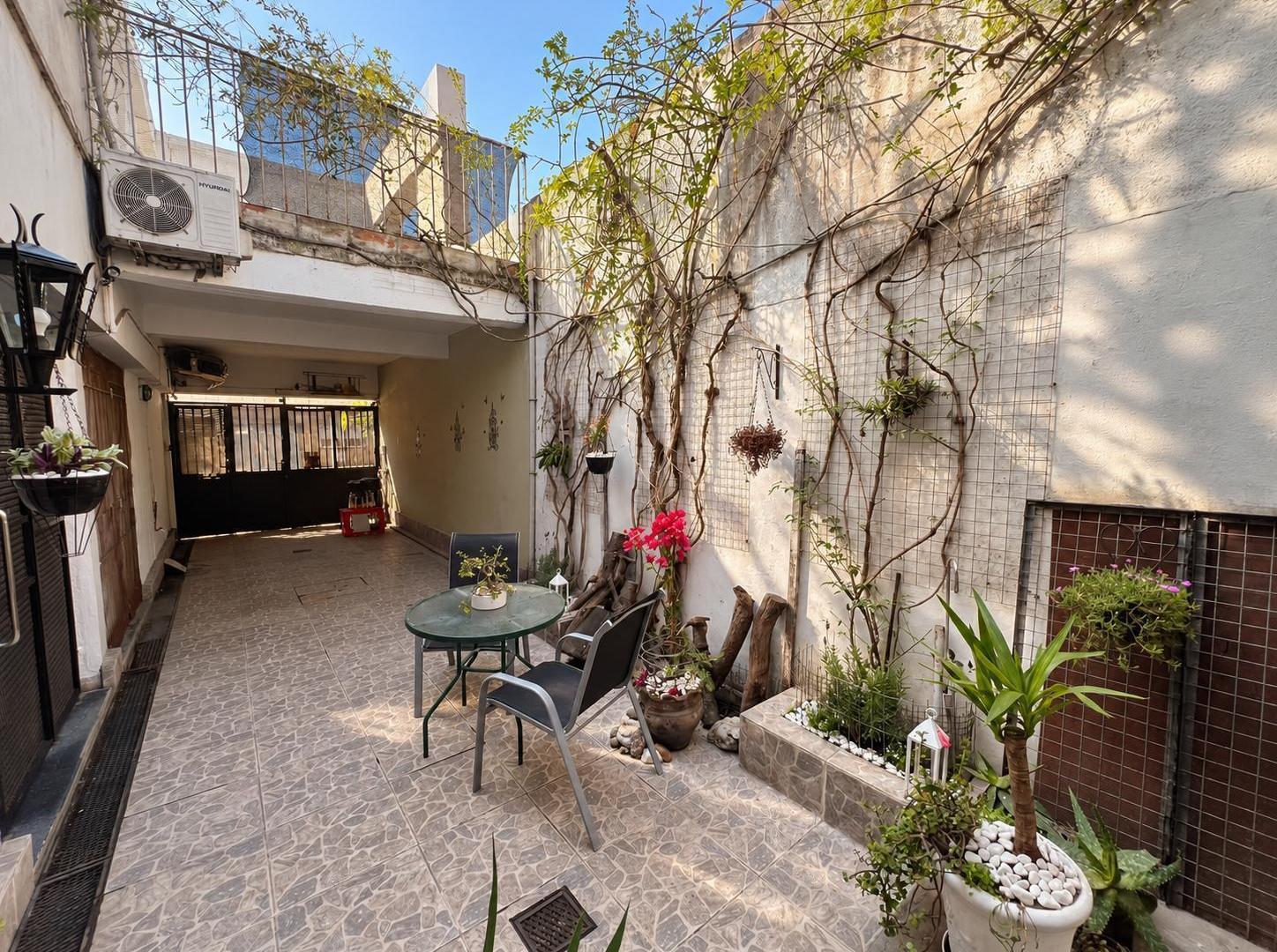 Foto de PH EN VENTA DE 2 DORMITORIOS CON QUINCHO EN BARRIO PARQUE, imagen 2