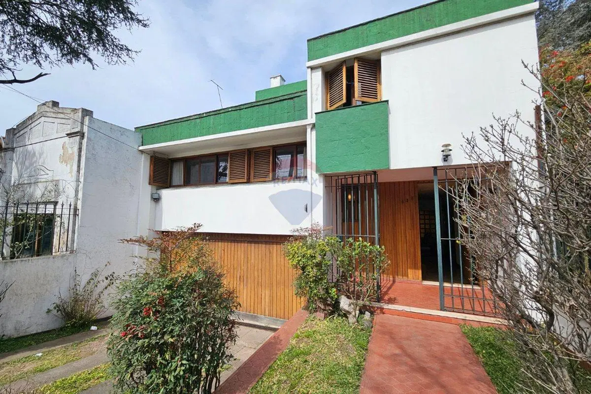VENTA CASA DE 4 AMB. CON JARDÍN, QUINCHO Y PILETA 4