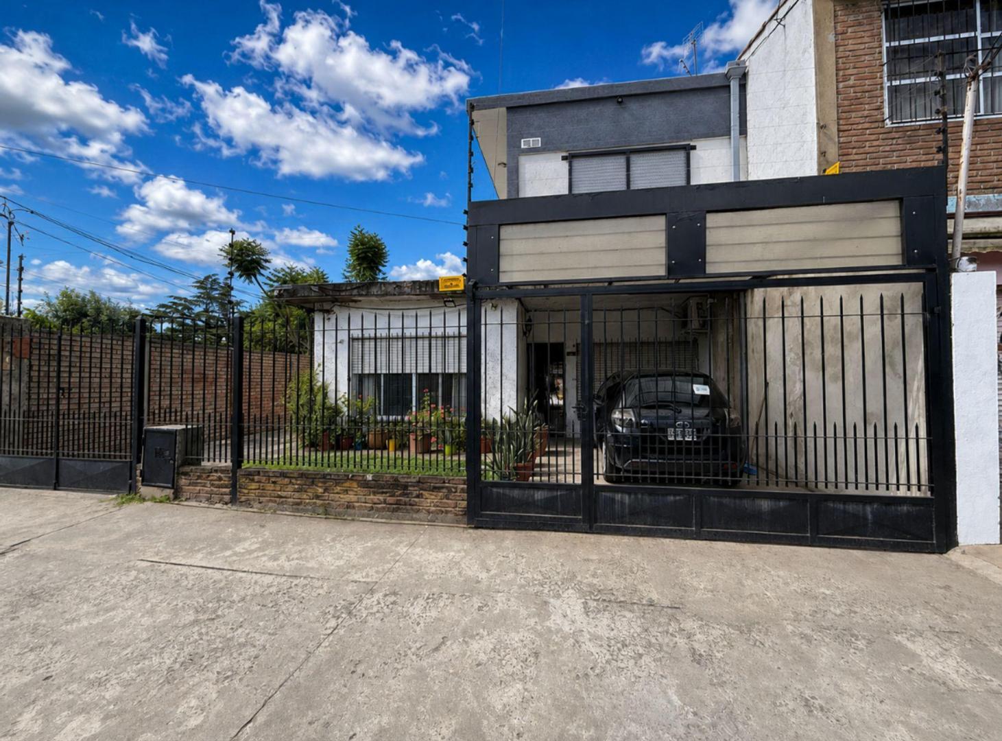 VENTA CASA 4 AMB CON COCHERA 2 AUTOS, BERAZATEGUI