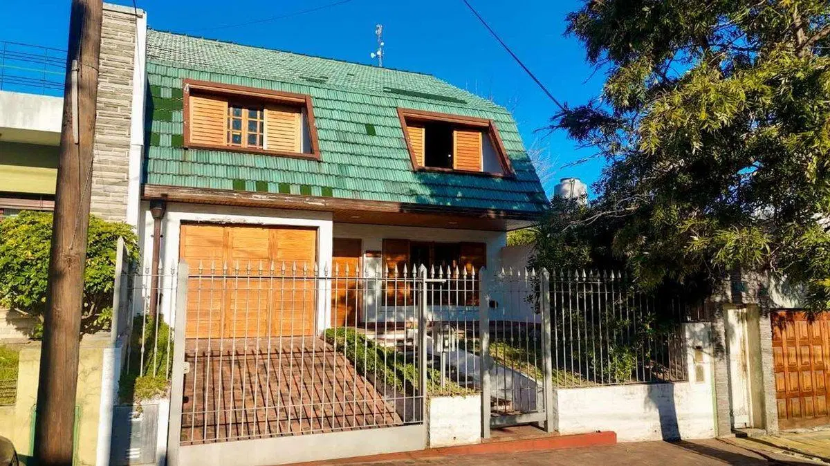 VENTA CASA 6 AMBIENTES BERNAL CON COCHERA JARDIN 3