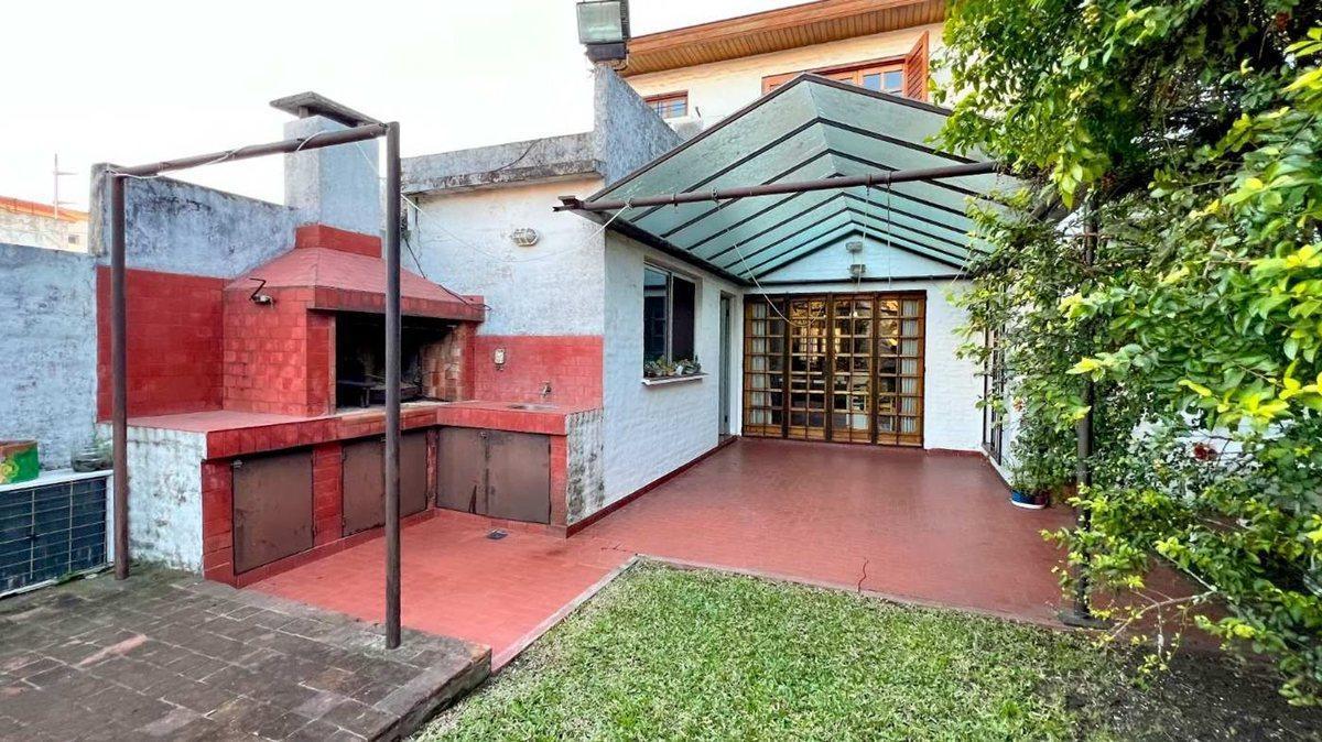 VENTA CASA 6 AMBIENTES BERNAL CON COCHERA JARDIN