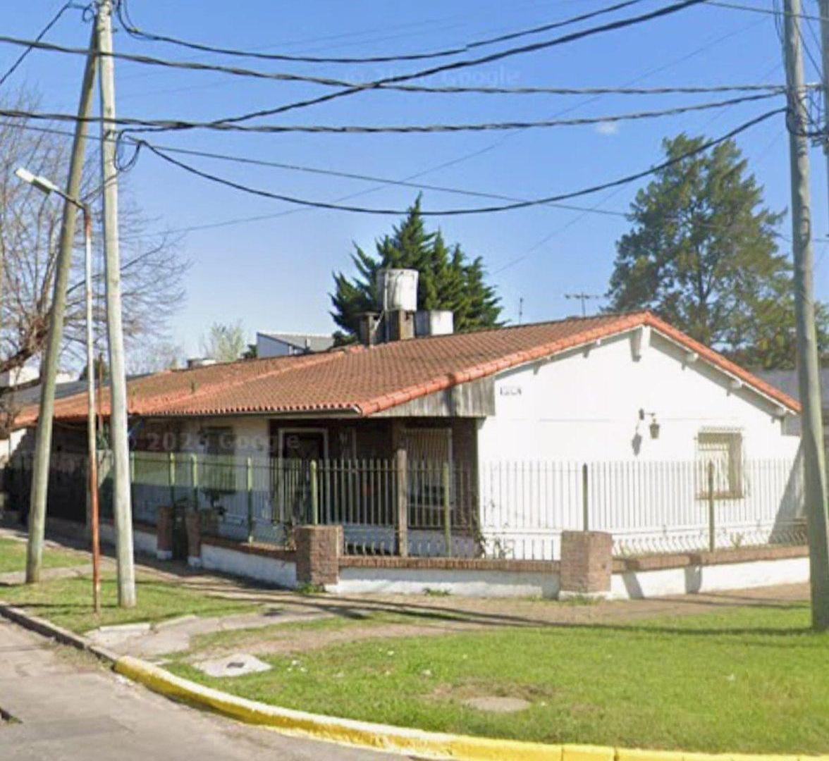 Casa Quilmes Oeste. cuatro amb. con Garaje y Patio