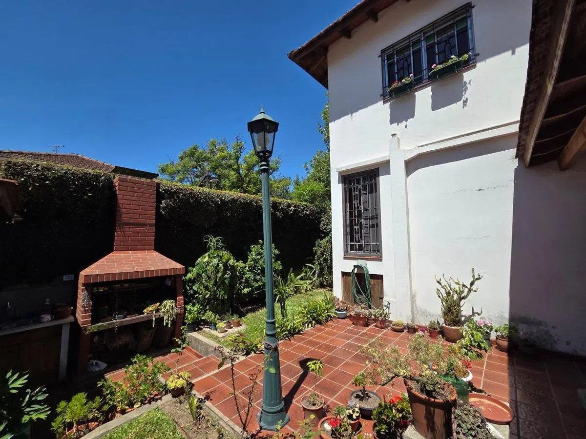 VENTA CASA 3 AMBIENTES C JARDIN Y COCHERA QUILMES 4