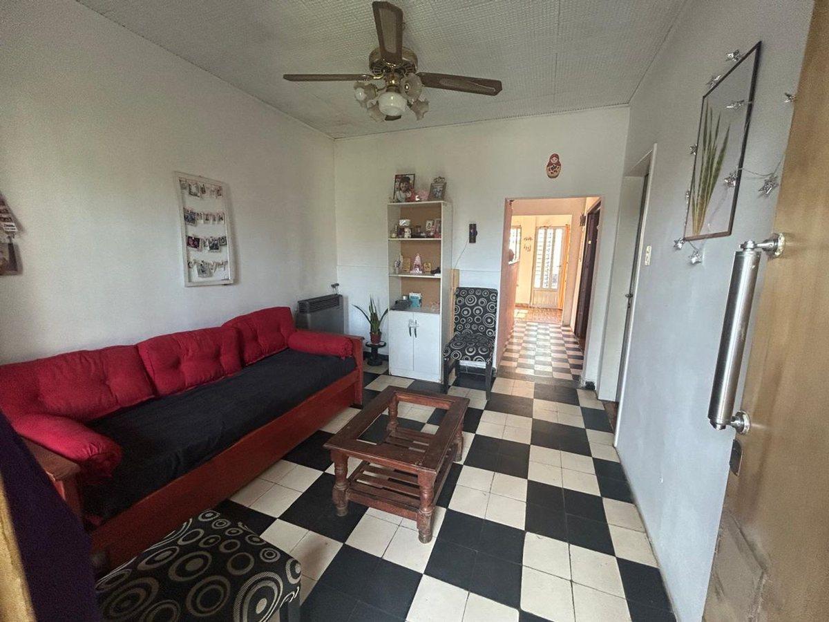 CASA EN VENTA 5 AMBIENTES CON PATIO BERNAL