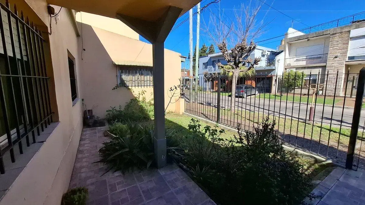 VENTA CASA 3 AMB COCHERA QUILMES 5