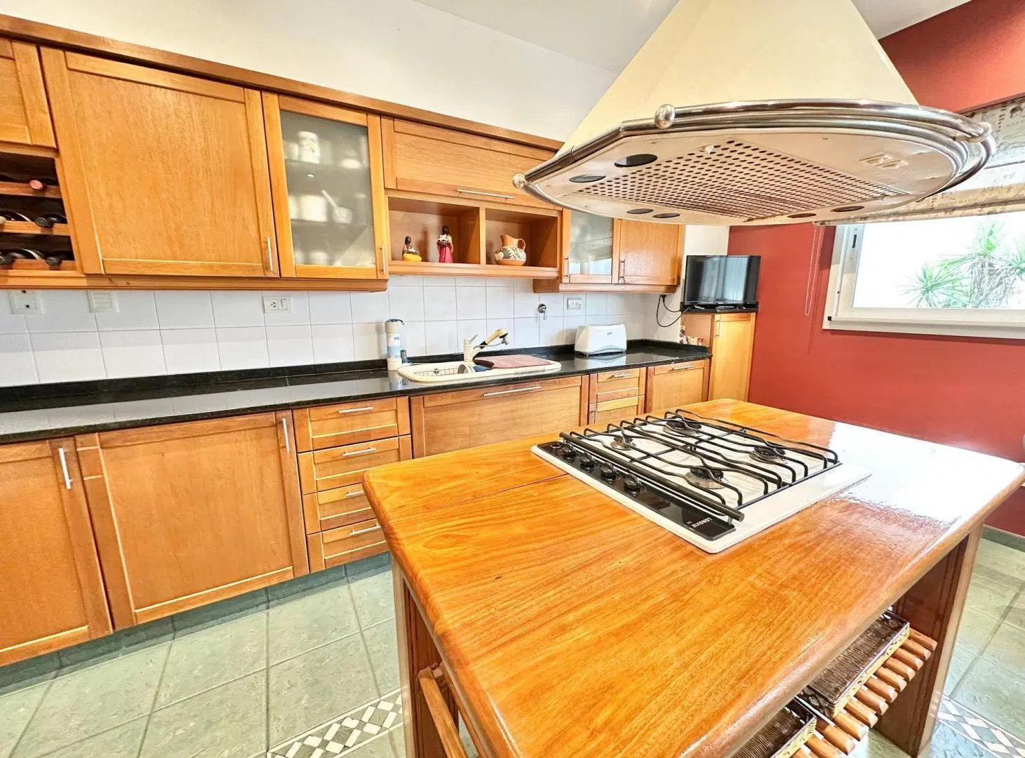 VENTA CASA 5 AMBIENTES C/ PILETA Y QUINCHO BERNAL 4