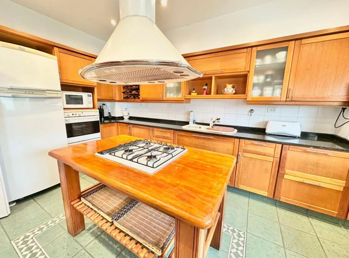 VENTA CASA 5 AMBIENTES C/ PILETA Y QUINCHO BERNAL 5