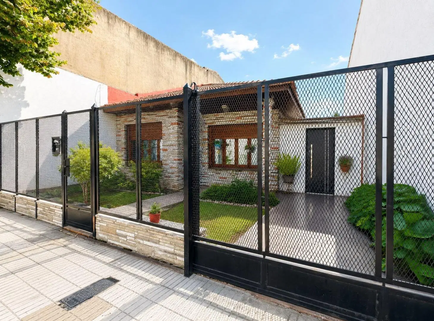 VENTA CASA 3 AMB C/ JARDÍN Y COCHERA BERNAL CENTRO 5