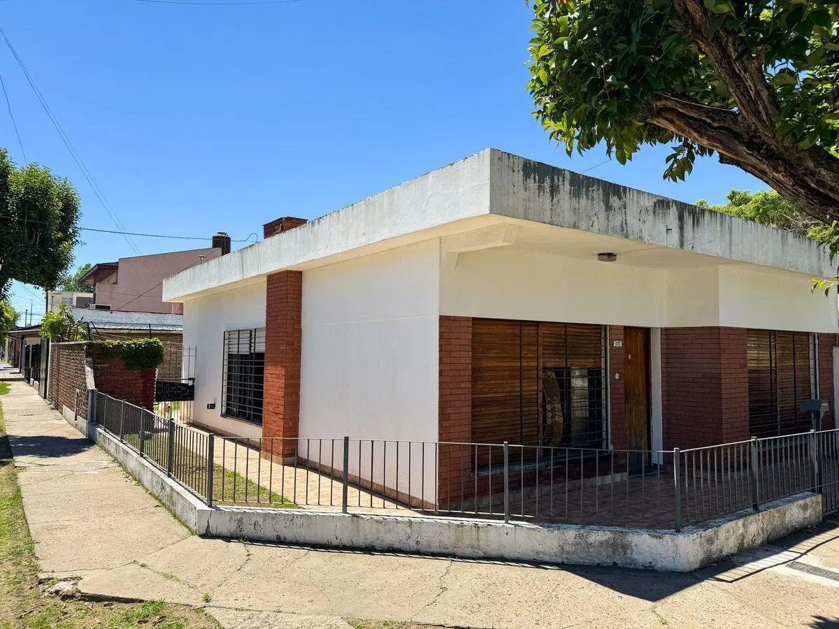 VENTA CASA 3 AMBIENTES CON PATIO Y COCHERA QUILMES 3