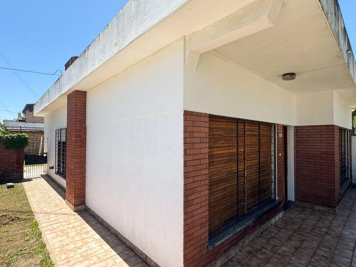 VENTA CASA 3 AMBIENTES CON PATIO Y COCHERA QUILMES 4