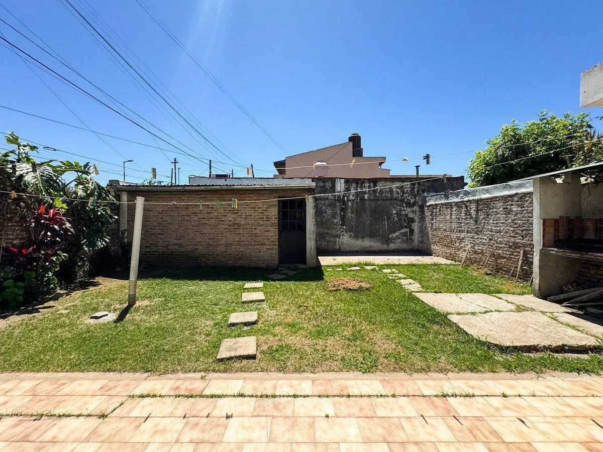 VENTA CASA 3 AMBIENTES CON PATIO Y COCHERA QUILMES 2